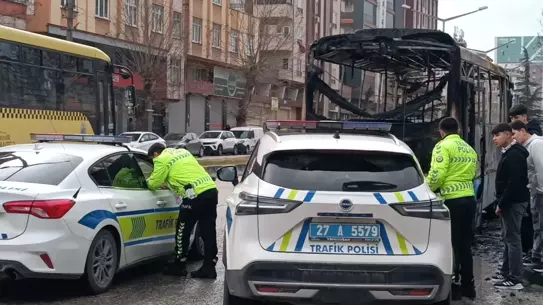 Alevler içinde otobüs