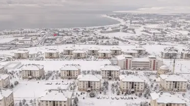 Kar altında kalan köy yolları