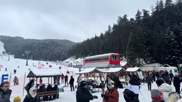 Kayak pistinde kaymakta olan sporcular