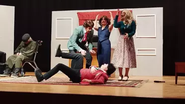 Tiyatro sahnesinde performans