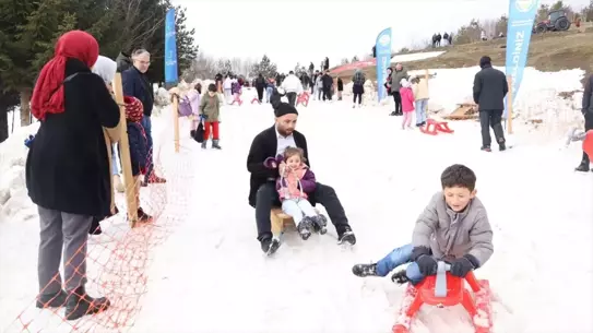 Kar festivalinde kızak yarışı