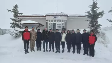Yıldız Dağı Kış Sporları ve Turizm Merkezi'nde çocuklar kayak yapıyor