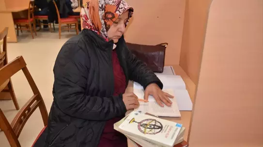 Nejla Örs kampüste yürürken