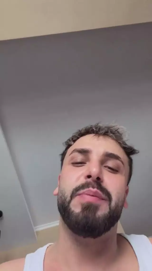 Demet Akalın sahnede enerjik bir performans sergiliyor