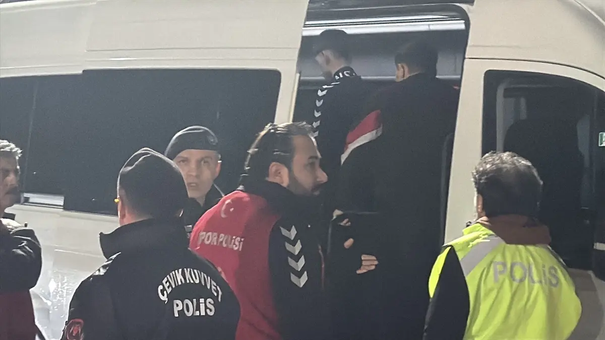 Samsun’da Trabzonspor otobüsünü taşıyan çocuklar