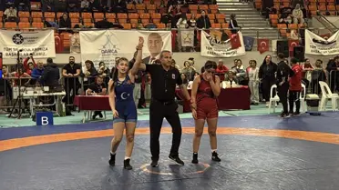 Şampiyonada mücadele eden genç güreşçiler