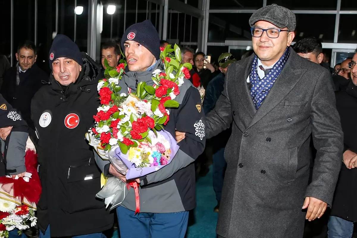Avusturya’da Madalya Kazanan Otizmli İkizler, Erzurum’da Çiçeklerle Karşılandı