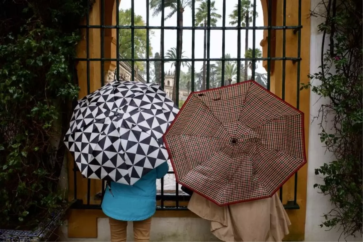 Endülüs'te Şiddetli Yağışlar Nedeniyle 11 Bin Kişi Güvenli Bölgelere Tahliye Edildi