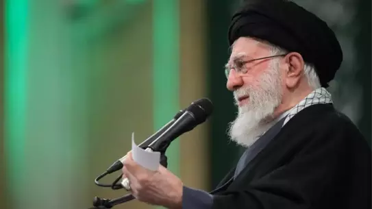 Devrim töreninde topluluğa hitap eden Hamaney