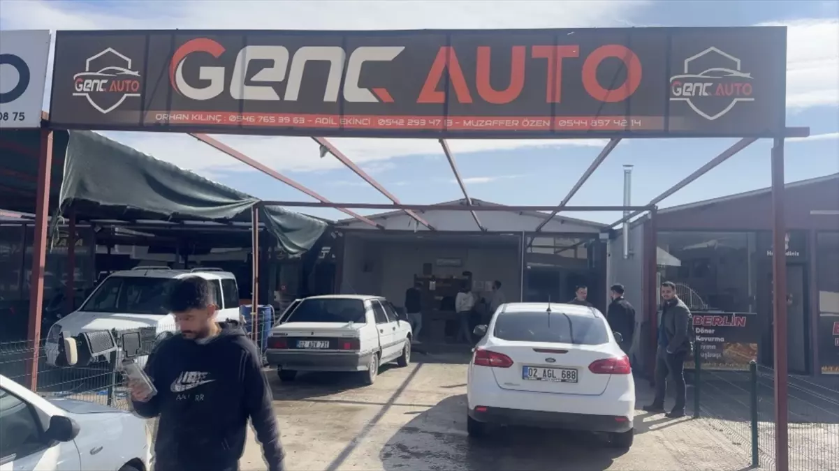 Adıyaman'da Kısa Devre Nedeniyle Araç Dükkan'a Çarptı