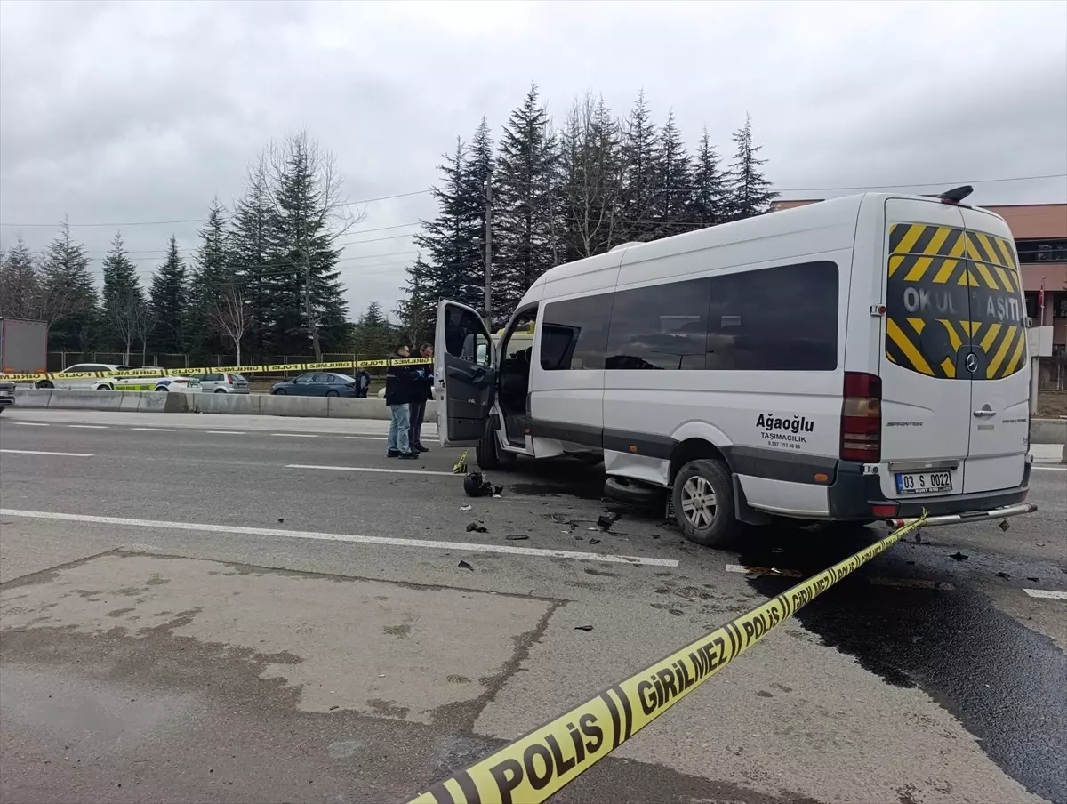 Afyonkarahisar’da Minibüs Çarpması: Bir Sürücü Ağır Yaralı