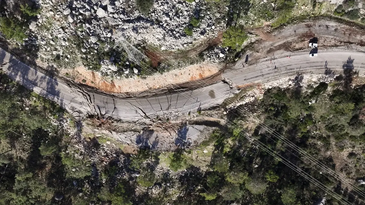 Antalya'nın Kumluca‑Kemer Kesiminde Şiddetli Yol Çökmesi ve Heyecanlı Heyelan