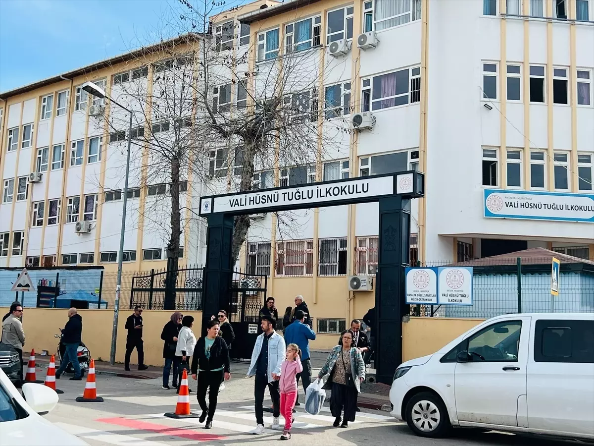 Muratpaşa İlkokulunda Çıkan Yangın Kısa Sürede Kontrol Altına Alındı