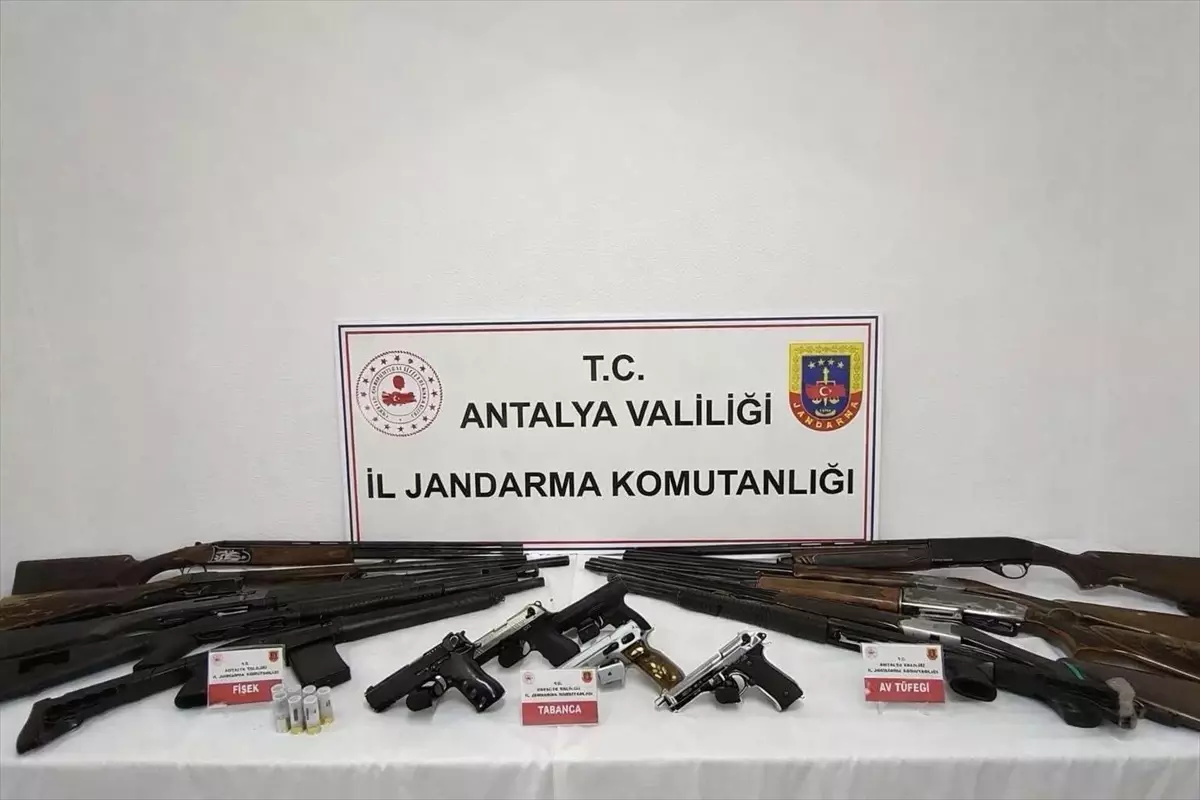 Gazipaşa’da 15 Ruhsatsız Silah Ele Geçirildi, 8 Şüpheli Tutuklandı