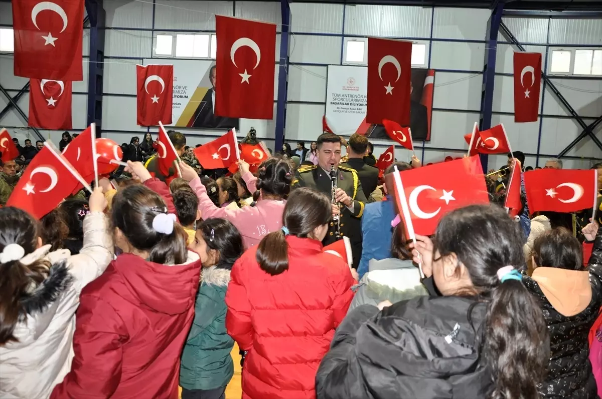 Diyarbakır 7. Kolordu Bando Takımı Çukurca’da Coşkulu Konser Verdi