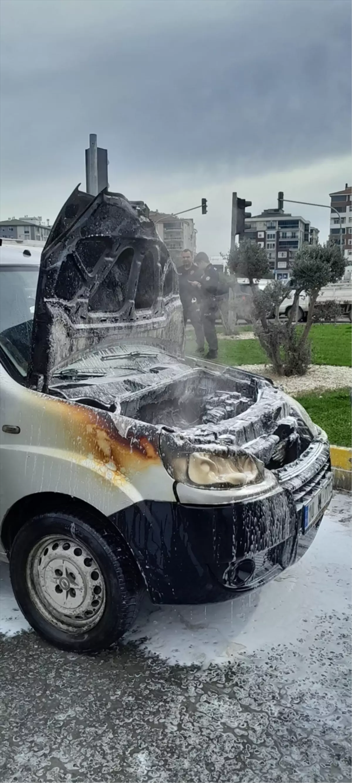 Balıkesir Edremit’te Hafif Ticari Araç Yangını Kontrol Altına Alındı