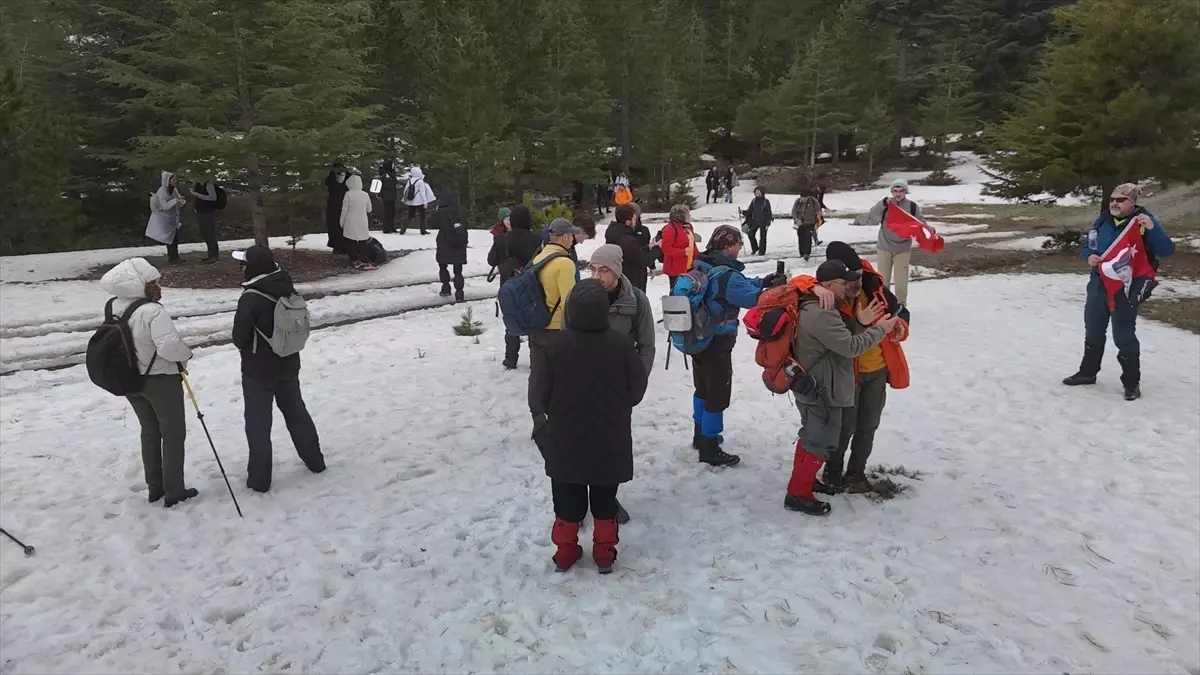 Beyşehir’de Kış Tutkunları Rekor Katılımla Kar Yürüyüşü Gerçekleştirdi