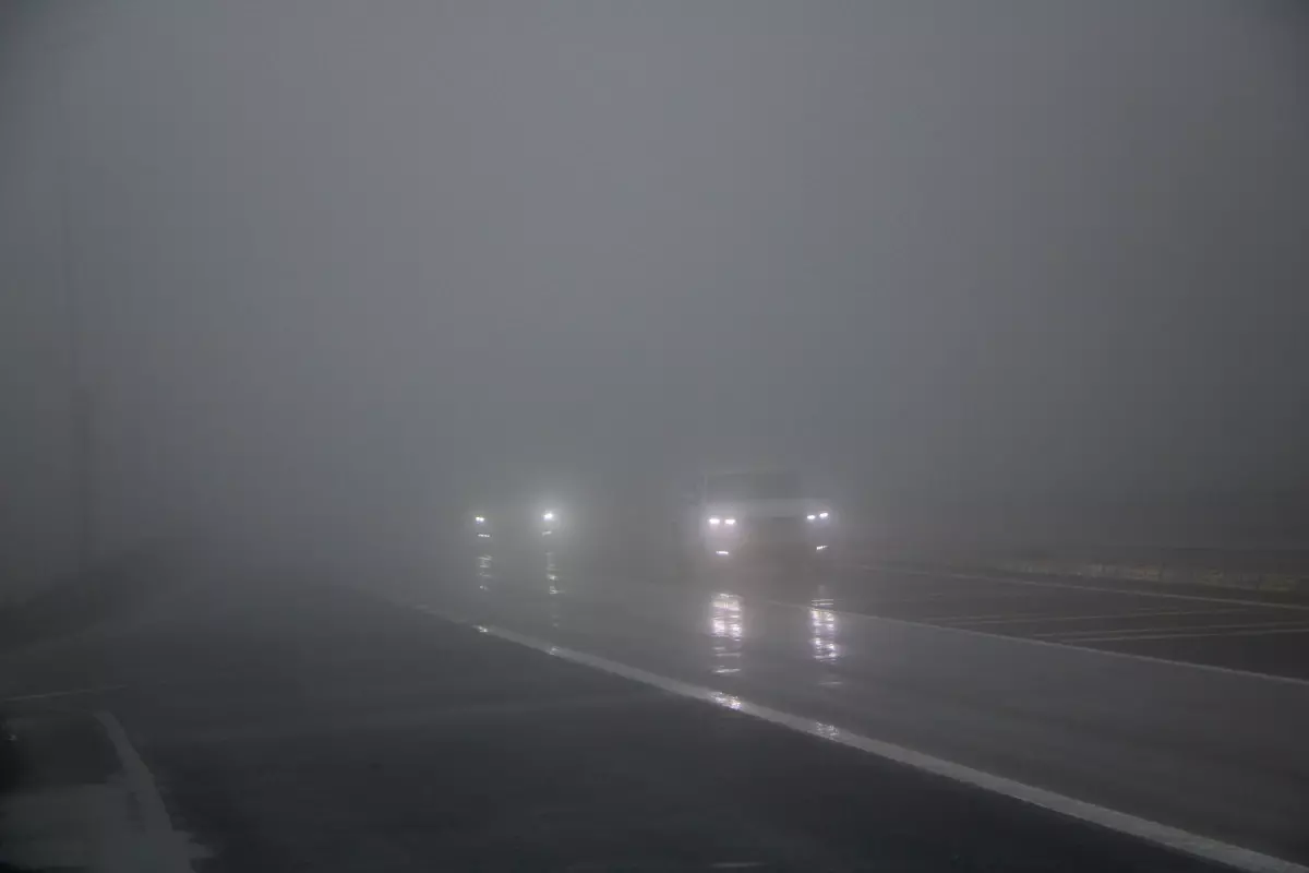 Bolu Dağı’nda Sabah Sis Tabakası Görüşü 20 Metreye Düşürdü