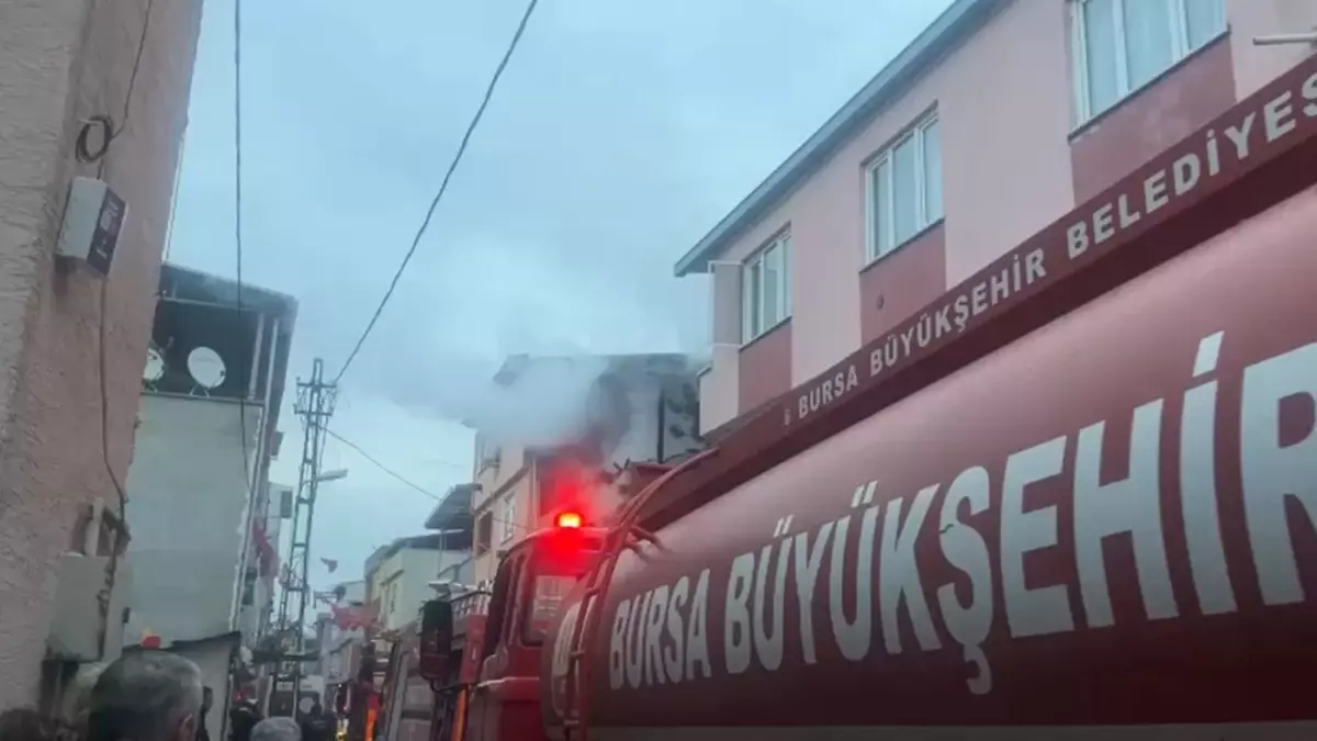Bursa’da Çatı Katında Çıkan Yangın Hızla Kontrol Altına Alındı