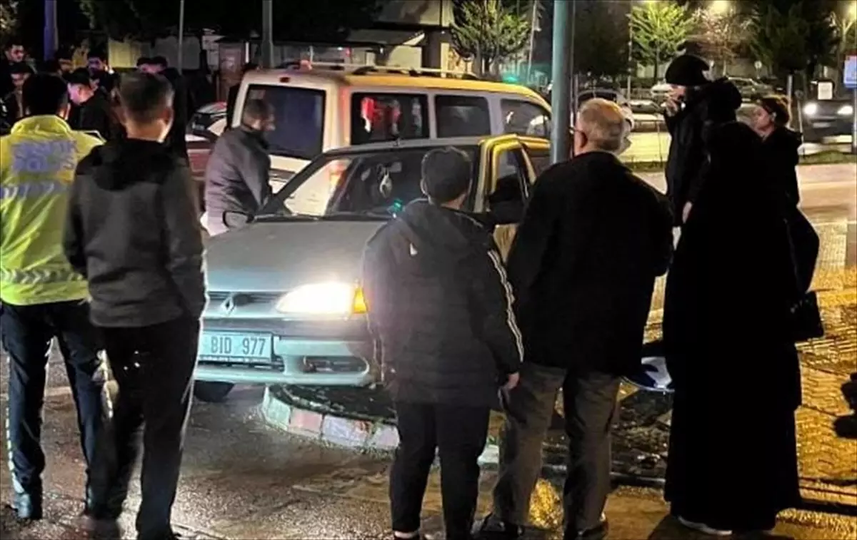 İnegöl'de Yaya Geçidinde Trafik Kazası: Sürücü ve Yaya Yaralandı