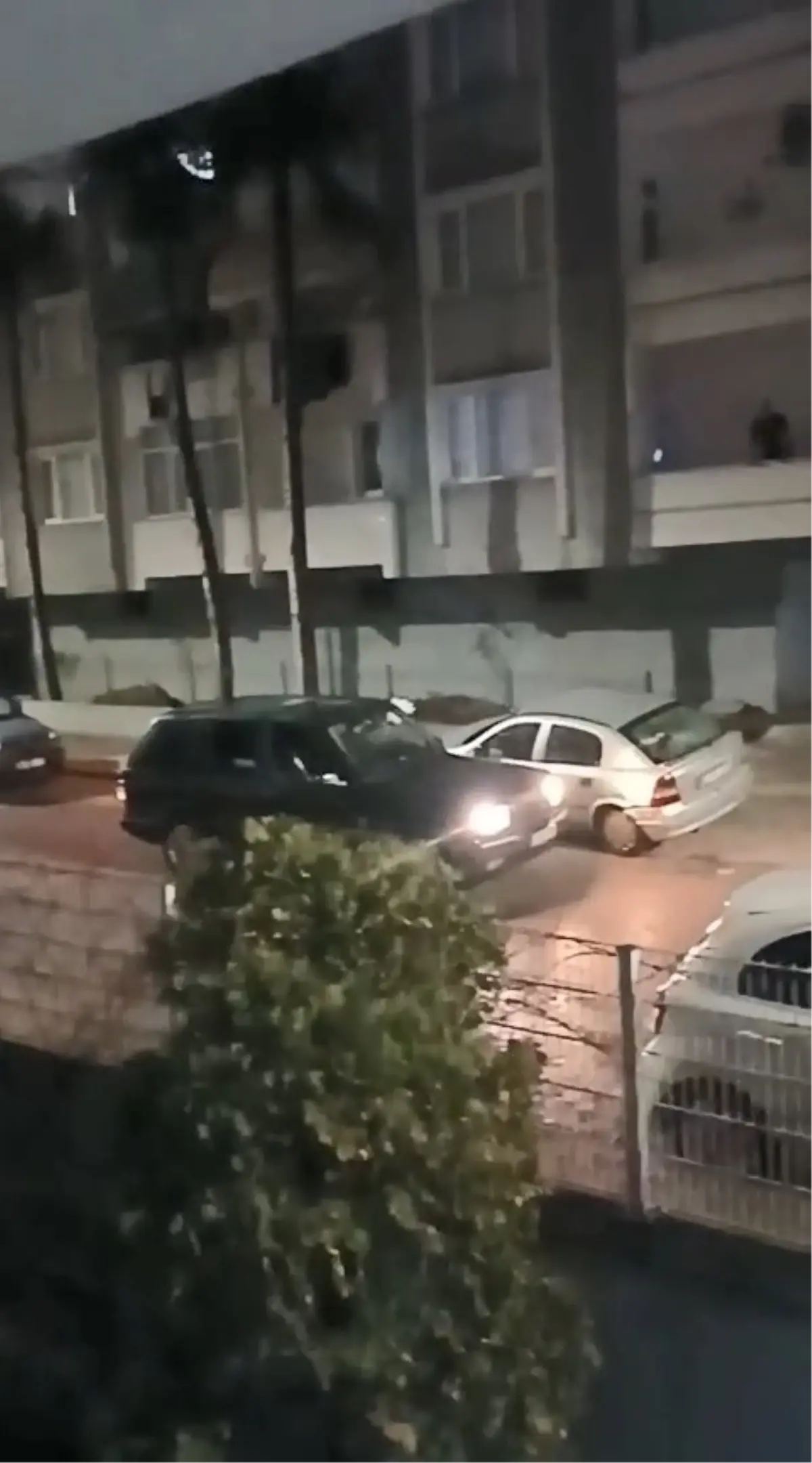 Körfez'de Park Halindeki Araca Şaşırtıcı Vandalizm: Camlar Kırıldı, Işıklı Çiçek Buketi Fırlatıldı