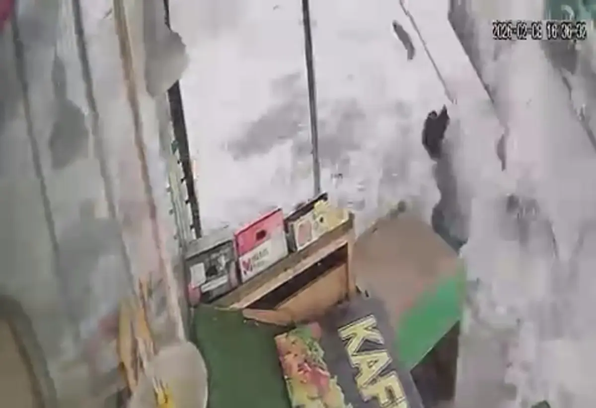 Kars’ta Çatıdan Düşen Buz Kütlesi Çocuğu Neredeyse Yakaladı, Şansını Kaçırmadı