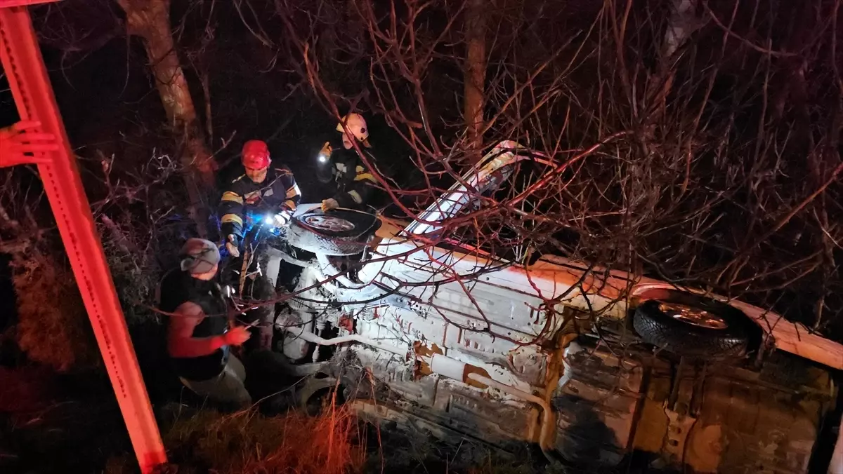 Çorum-Samsun Karayolunda Otomobil Devrildi: Sürücü Hastaneye Kaldırıldı