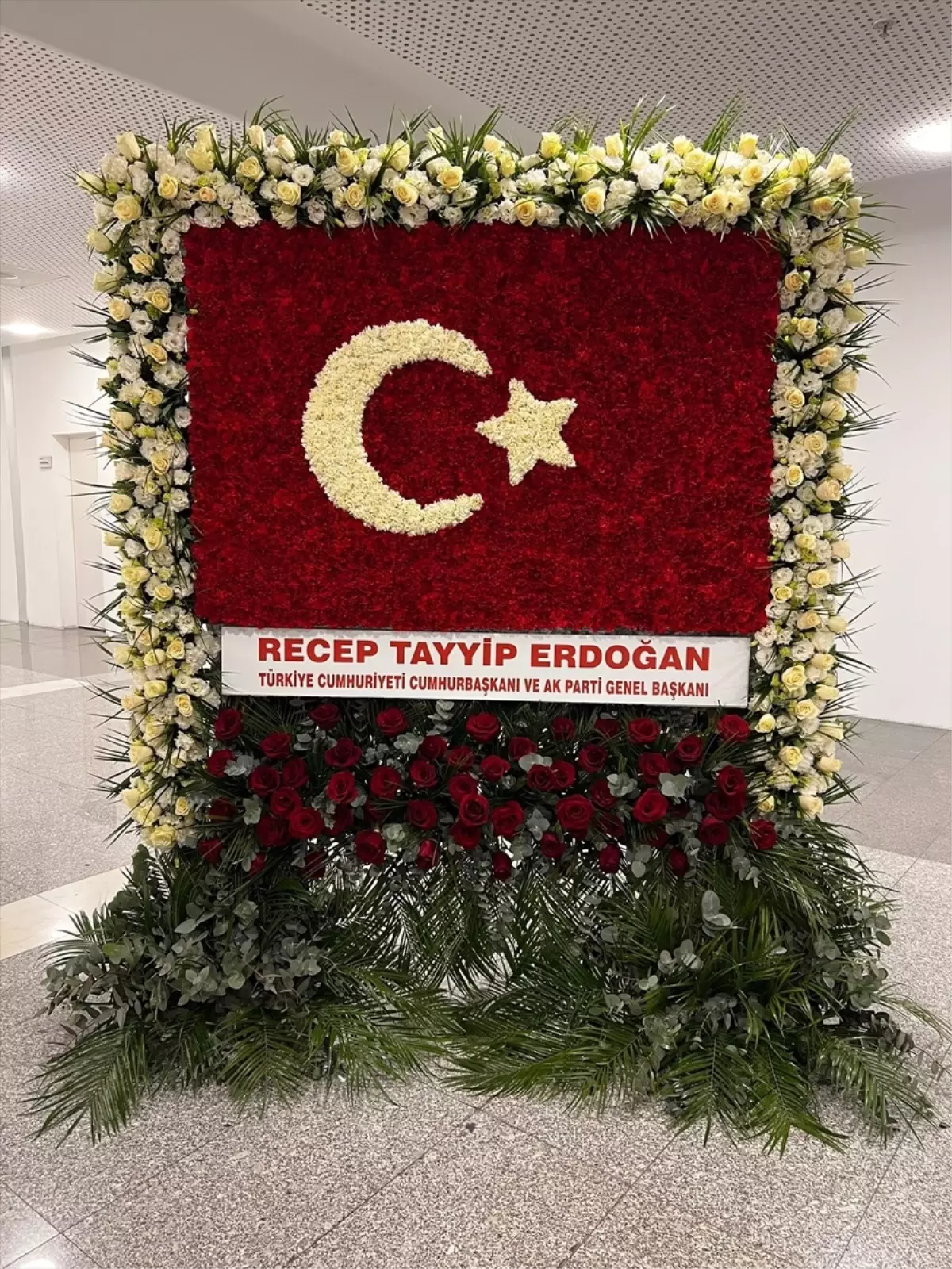 Erdoğan, MHP’nin 57. Yıl Dönümünde Türk Bayrağı Şeklinde Çiçek Gönderdi