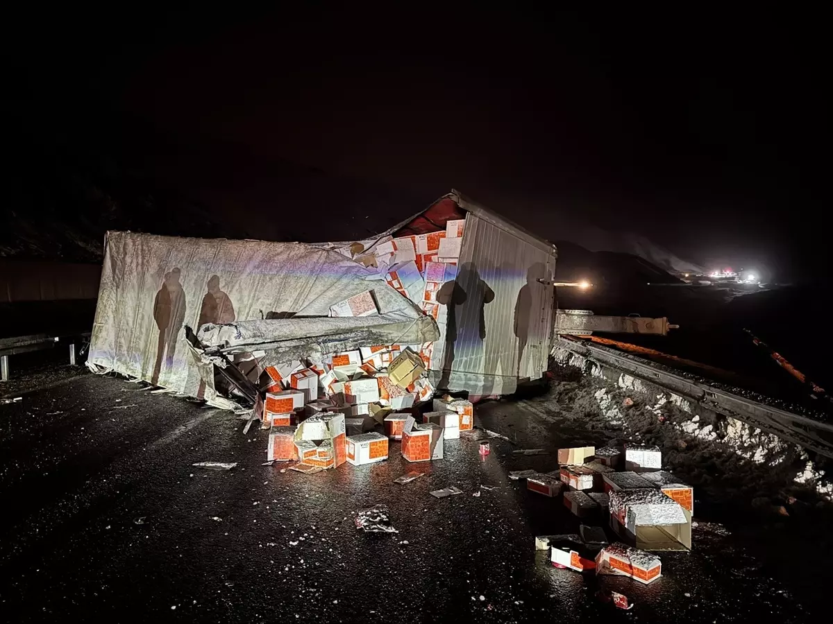 Erzincan-Sivas Karayolunda Elektrik Tırı Devrildi, Trafik Geçici Süreyle Durduruldu