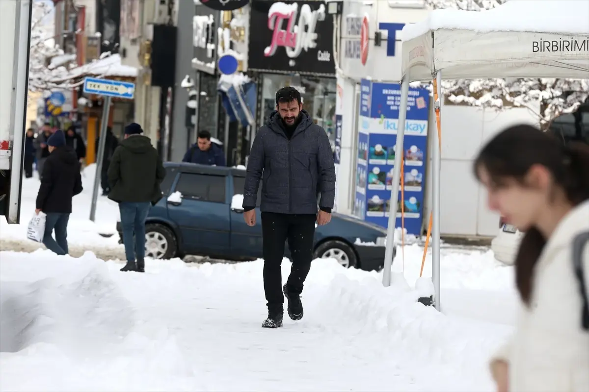 Doğu Anadolu’da Şiddetli Kar Yağışı Ulaşımı Felçledi