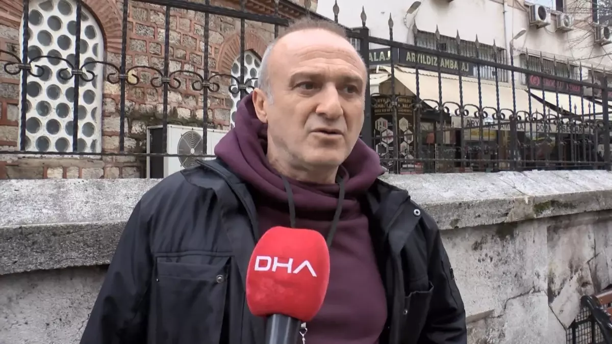 Fatih'te İleriye Doğru Hareketsiz Araçlara Çarpan Ticari Araçta 4 Kişi İncindi