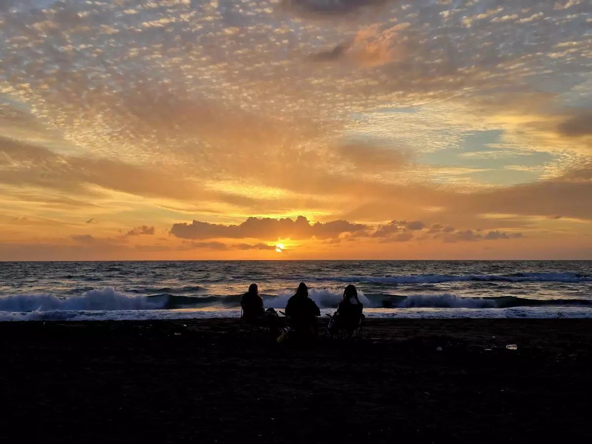 Hatay Samandağ’da Güneşin Kızıllığı Şehri Renklendirdi
