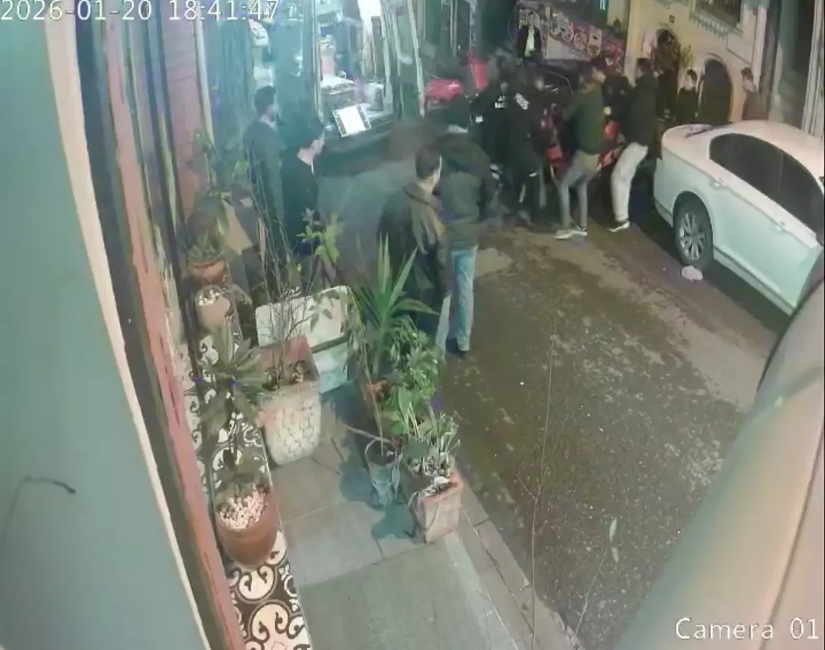 Beyoğlu'nda Alkollü Yürüyüşte Trafik Kazası: İranlı Göçmenin Boyun ve Bilek Yaralanması