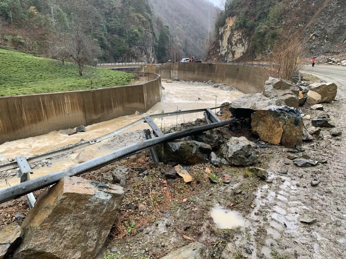 Rize Çayeli'de Heyelan Köy Yolunu Kapatırken Temizlik Çalışmaları Sürüyor