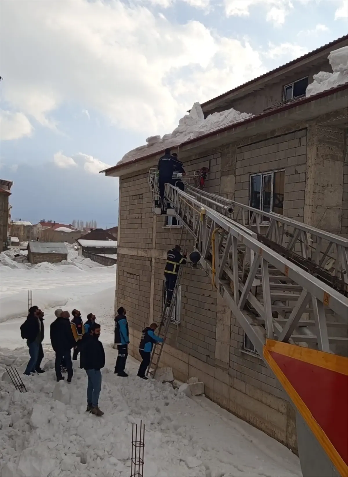 Yüksekova’da Kar Temizliği Sırasında Çatıdan Düşen Vatandaş İtfaiye Ekibiyle Kurtarıldı