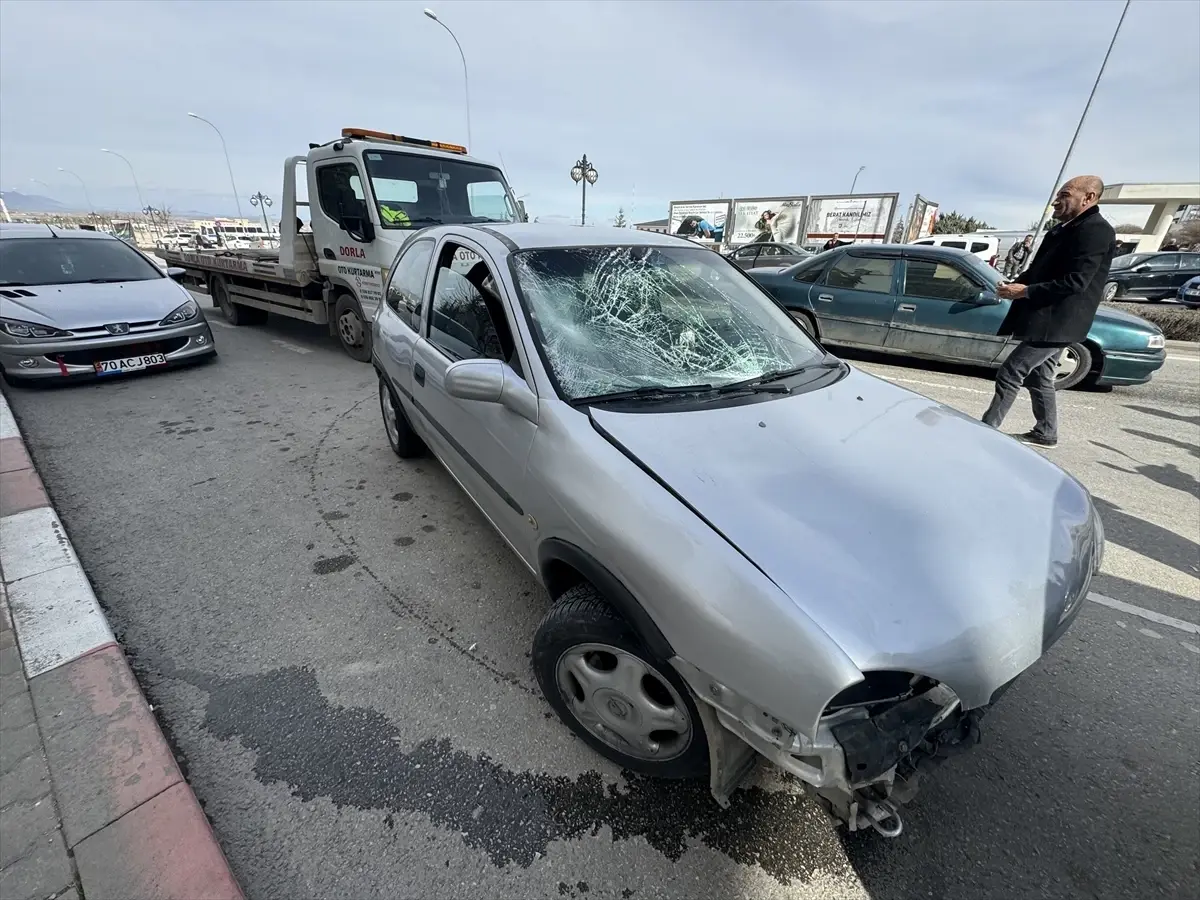 Karaman’da Trafik Kazası: Otomobil ve Motosiklet Çarpıştı, 2 Yaralı