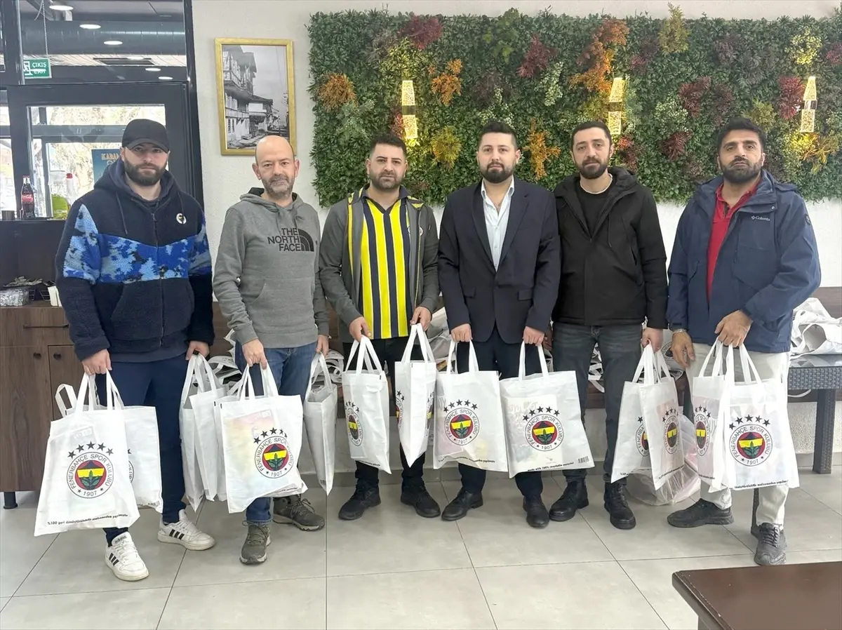Karamürsel’de Fenerbahçeliler Derneği Çocuklarla Bir Araya Gelerek Mutlu Anlar Yarattı
