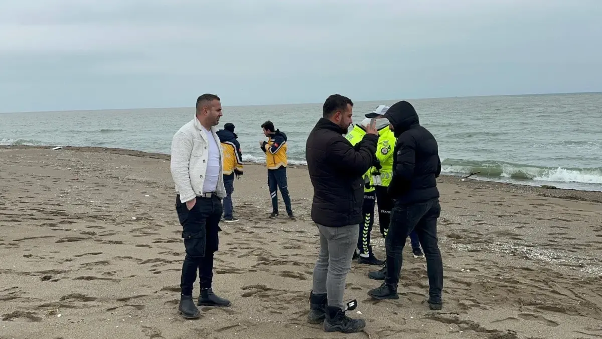 Karasu Plajında Kimliği Belirsiz Erkek Cesedi Şok Yarattı