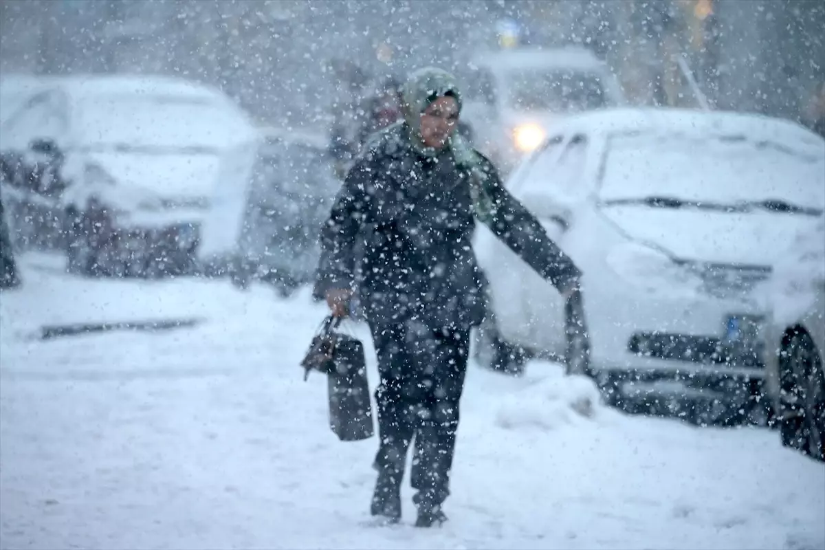 Doğu Anadolu’da Kar Yağışı Şiddetini Koruyor: Kars ve Ardahan’da Trafik Felç Oldu