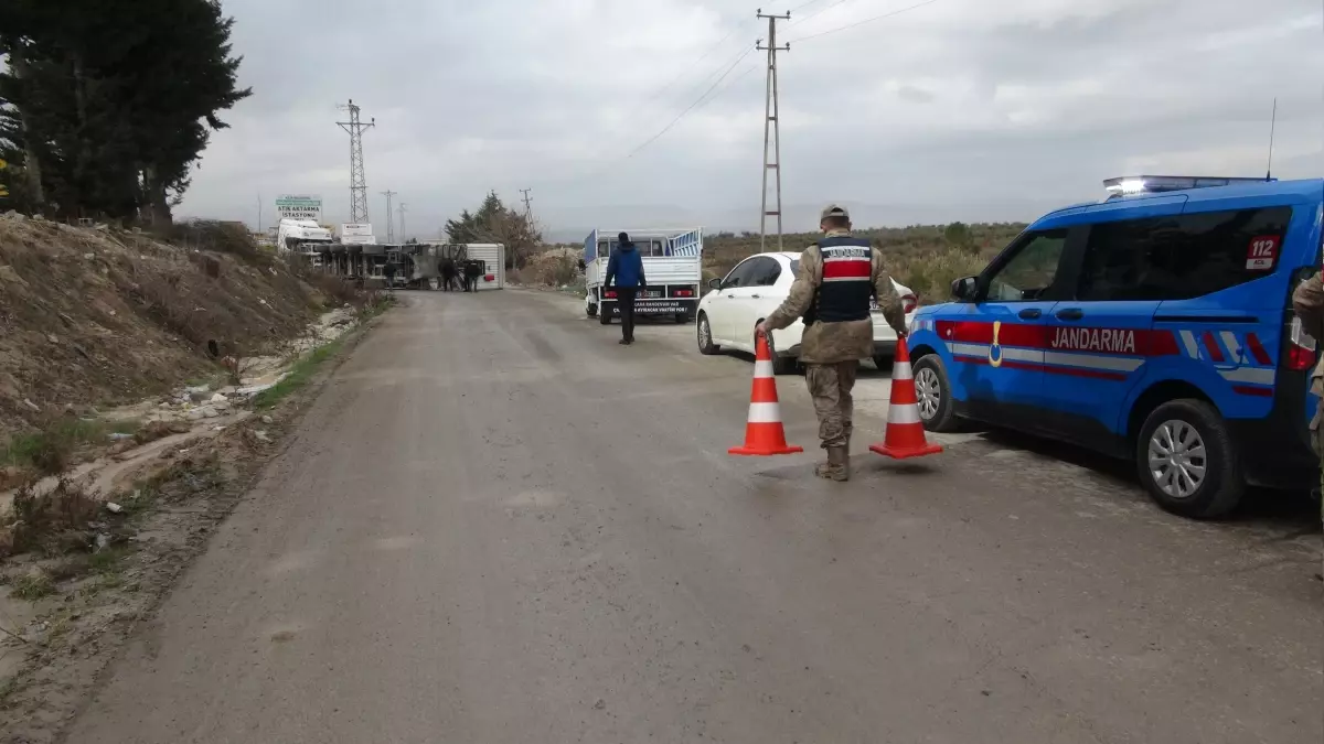Kilis'te TIR Kazası: Sürücü Hayatta Kaldı, Yol Trafiğe Kapatıldı
