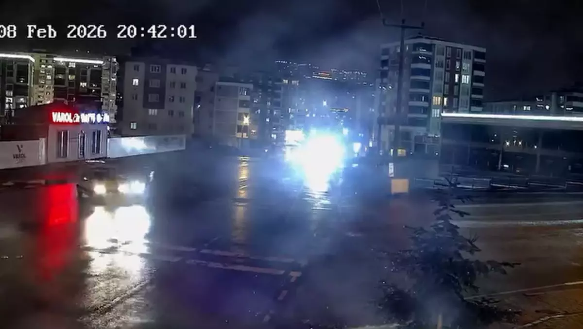 Samsun İlkadım’da Kurye ve Hafif Ticari Araç Çarpıştı: Sürücü Hafif Yaralandı