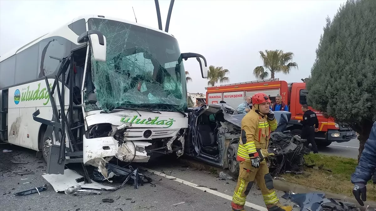 Manisa Yunusemre'de Zincirleme Trafik Kazası: 6 Yaralı