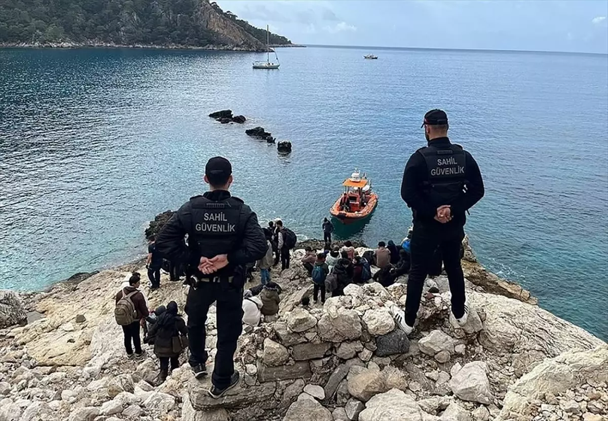 Seydikemer’de 60 Düzensiz Göçmen ve Bir Kaçakçı Yakalandı