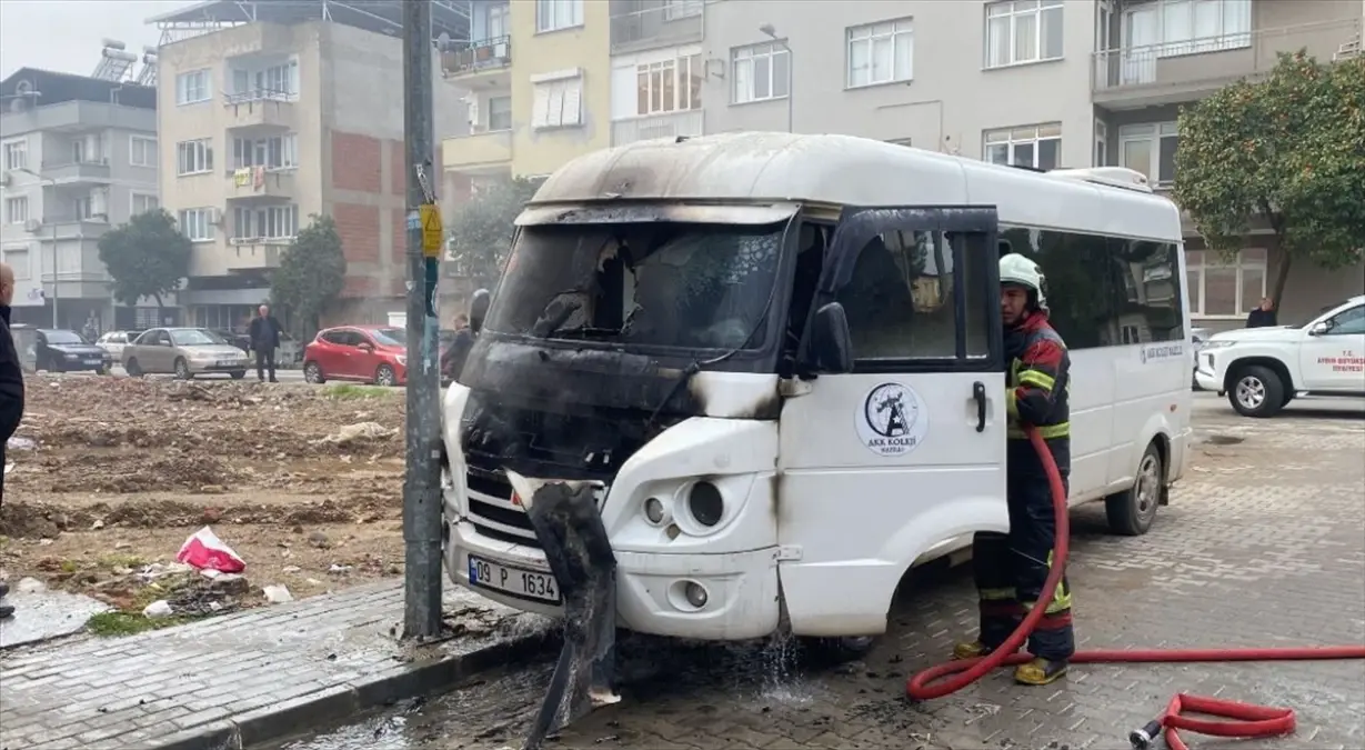 Nazilli'de Park Halindeki Minibüs Yangını Kontrol Altına Alındı