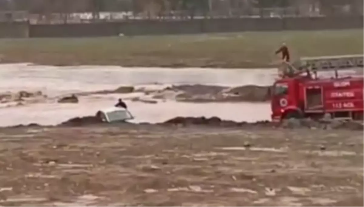 Silopi'de Sel Sonrası Gölette Kalan İki Kişi İtfaiye Ekibi Tarafından Kurtarıldı