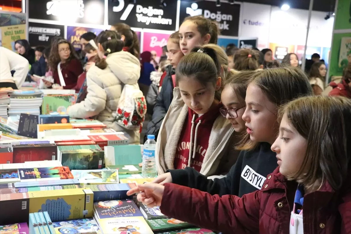 Sakarya’da Çocuk Edebiyatı Fuarı Renkli Açıldı