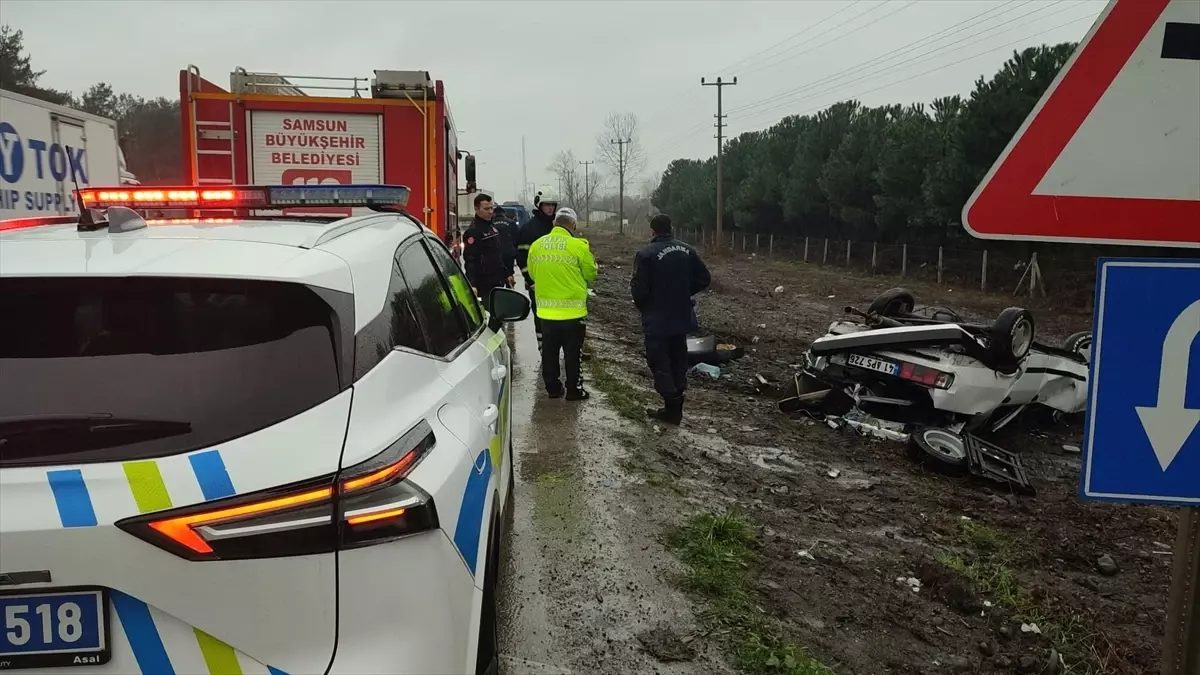 Samsun Terme'de Kontrolden Çıkan Araç Devrildi, İki Sürücü Yaralandı