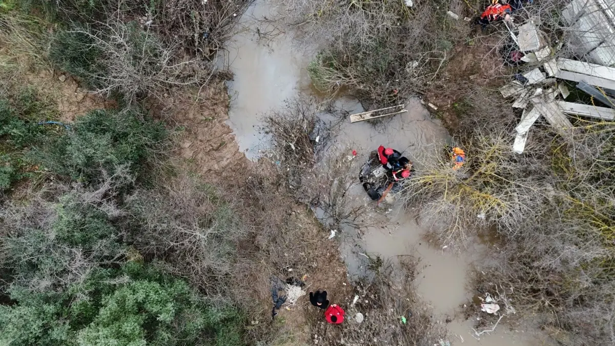 İzmir Menderes'te Şiddetli Sel: İki Kardeş Araçta Yaşayan Hayatını Kaybetti
