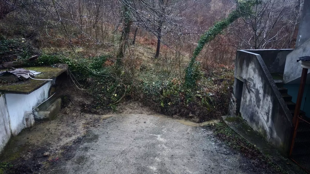 Sinop'un Türkeli İlçesinde Heyelan Yol Kapısını Kapatıyor