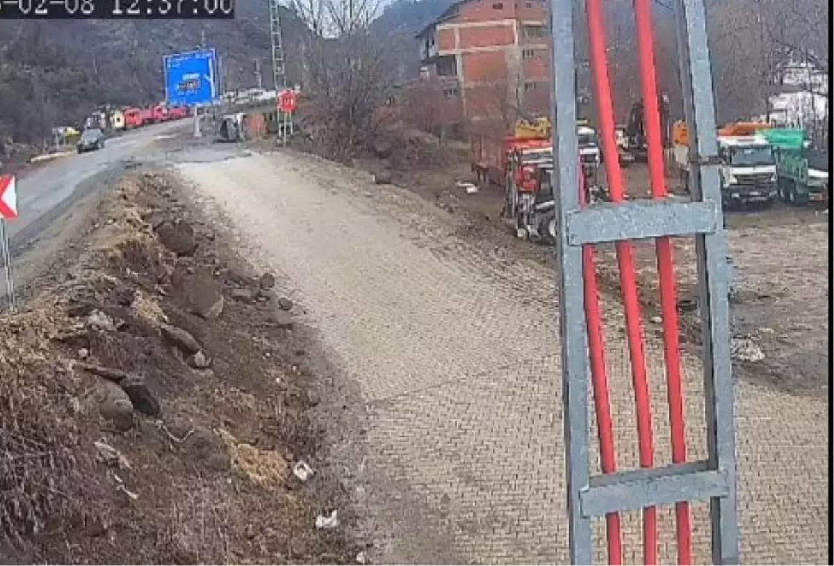 Artvin'de Şok Kaza: Takla Atan Otomobil Sürücüsü Yaralandı